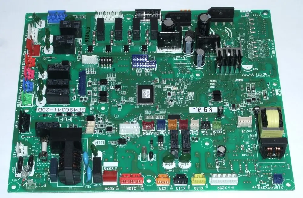 Grüne Platine von Daikin mit verschiedenen elektronischen Komponenten, Anschlüssen und Relais, geeignet für spezifische Modellanwendungen.